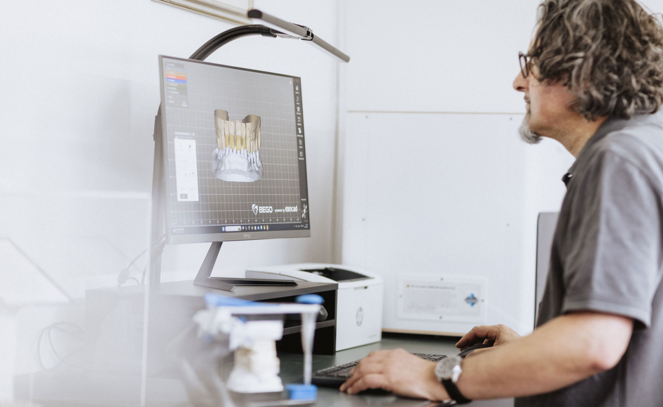 Hubert_Schenk_PC Hubert Schenk bearbeitet ein 3D Modell am Bildschirm
